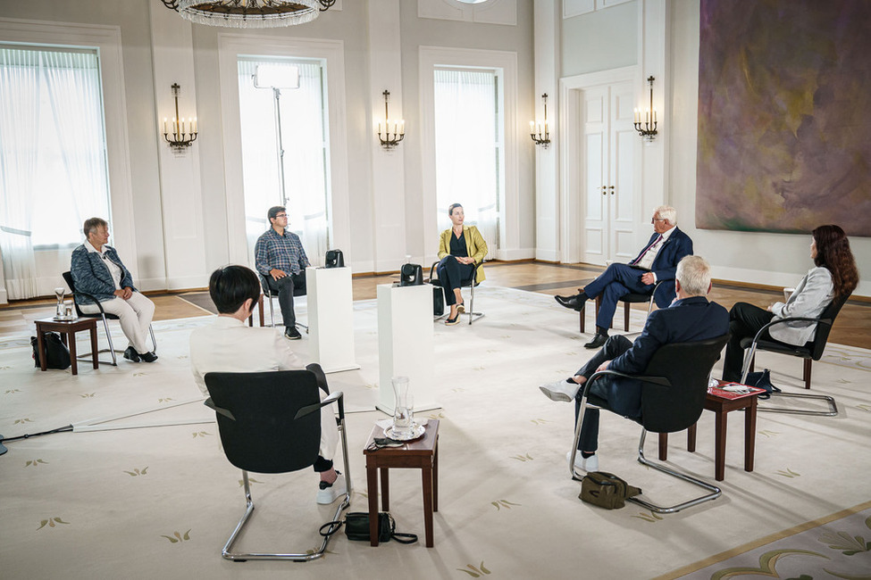 Bundespräsident Frank-Walter Steinmeier spricht bei der vierten Bürgerlage mit Bürgerinnen und Bürgern zu ihrer Lage in der Pandemie im Großen Saal von Schloss Bellevue